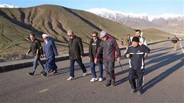 به مناسبت هفته جوان ، برگزاری همایش پیاده روی خانوادگی به مناسبت هفته جوان و روز ارتش و ....  با مشارکت مرکز بهداشت شهرستان مرند