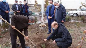 کاشت دو اصله نهال به یاد شهدای مدافع سلامت در محوطه بیمارستان آیت ا... حجت کوه کمری شهرستان مرند